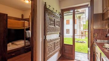 2 kamar tidur, setrika/meja setrika, Wi-Fi gratis, dan seprai linen