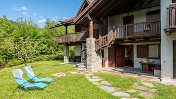 Familienapartment, 2 Schlafzimmer, Mikrowelle (Cozy Apartment with Garden in) | Unterkunftsgelände