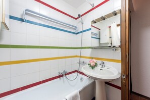 Bañera con ducha, secador de pelo, bidet, toallas