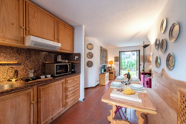 Familienapartment, Mehrere Schlafzimmer (Charming Apart with Garden in) | Eigene Kochnische | Kühlschrank, Mikrowelle, Herdplatte, Wasserkocher