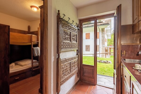 Apartamento família, 2 quartos (Cozy Apartment with Garden in) | Vista do quarto