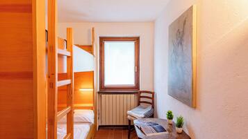 Appartement Familial, plusieurs chambres (Charming Apart with Garden in) | 2 chambres, fer et planche à repasser, Wi-Fi gratuit, draps fournis