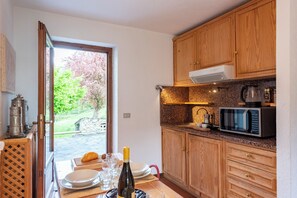 Een koelkast, een microgolfoven, een kookplaat, een waterkoker