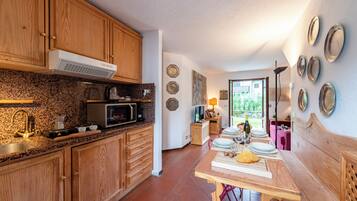 Apartemen Keluarga, 1 kamar tidur (Charming Apartment with Garden in) | Dapur pribadi | Lemari es, microwave, kompor, dan mesin espresso