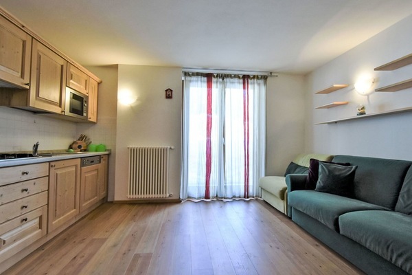 Cabinetry, Möbel, Eigentum, Countertop, Holz, Gebäude, Flooring, Beleuchtung, Couch, Fussboden