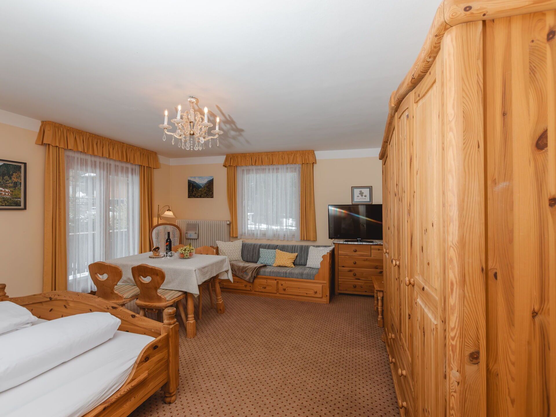 Möbel, Eigentum, Gebäude, Bilderrahmen, Cabinetry, Fenster, Tabelle, Holz, Interior Design, Schublade