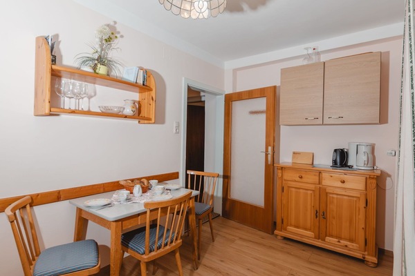 Meubles, Propriété, Cabinetry, Blanc, Table, Bois, Chaise, Design Intérieur, Éclairage, Sol