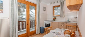 Cosy apartment for 4 guests with WIFI, TV, balcony, pets allowed and parking