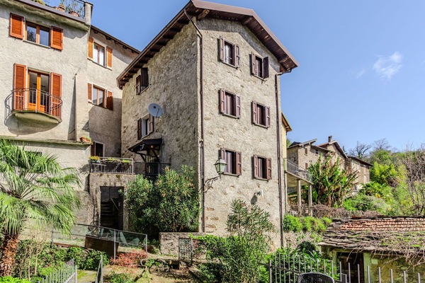 Wolke, Himmel, Pflanze, Gebäude, Fenster, Grundstueck, Haus, Gras, Tür, Baum