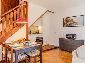 Dining - Beautiful private villa for 6 guests with A/C, WIFI, terrace and pets allowed (San Siro)