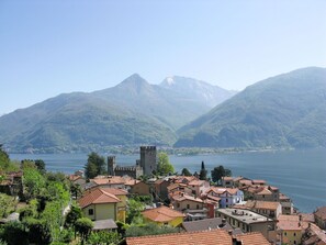 A coastal town with traditional buildings, a castle, and mountains in the background. - Beautiful private villa for 6 guests with A/C, WIFI, terrace and pets allowed (San Siro)