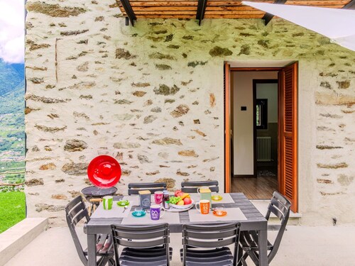 Atemberaubendes alleinstehendes Ferienhaus mit  W-LAN, TV, Balkon und Haustiere erlaubt