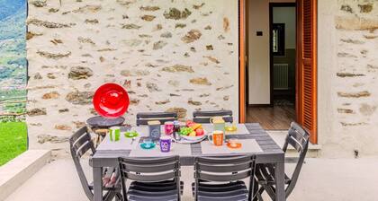 Atemberaubendes alleinstehendes Ferienhaus mit W-LAN, TV, Balkon und Haustiere erlaubt