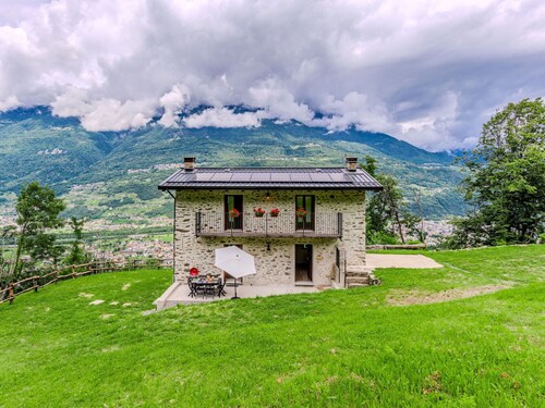 Beautiful private villa for 5 guests with WIFI, TV, balcony and pets allowed