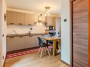 Microondas, horno y lavavajillas