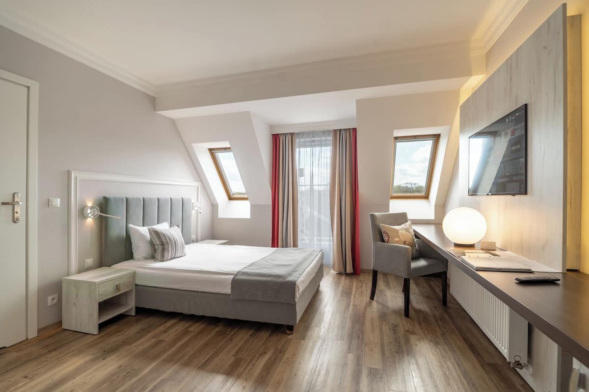 In-room safe, soundproofing, free WiFi, bed sheets