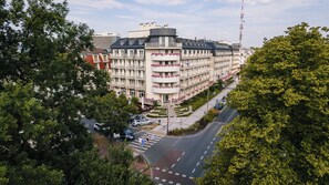 A multi-story hotel with balconies, a pedestrian crossing, and a street view. - Hotel & Spa Trzy Wyspy (Swinoujscie)