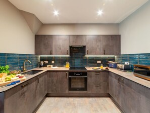 Micro-ondes, four, lave-vaisselle, grille-pain