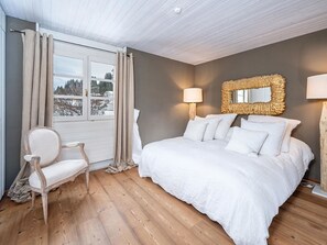 2 bedrooms, travel cot, bed sheets