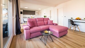 TV - Beautiful apartment for 6 guests with WIFI, A/C, TV and terrace (Zadar)