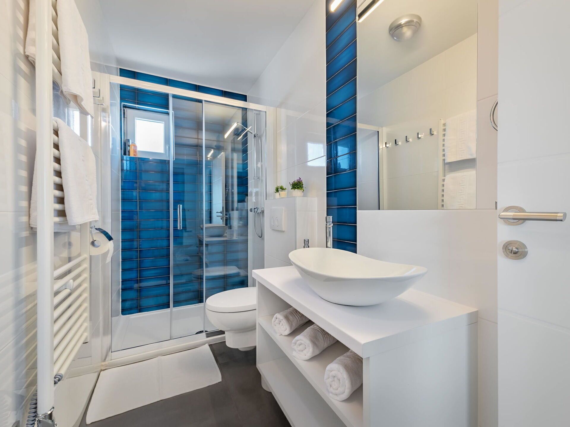 Mirror, Plumbing Fixture, Building, Tap, Bathroom, Interior Design, Sink, Floor, Door