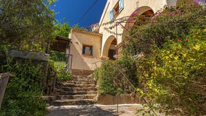 A stone staircase leading to a building with arched windows and a rustic facade. - Wonderful private villa for 6 people with WIFI, A/C, TV, terrace, pets allowed and panoramic view (Le Lavandou)