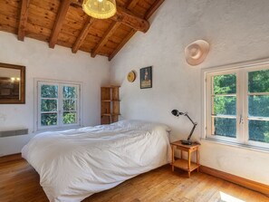3 bedrooms, iron/ironing board, travel crib, free WiFi