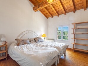 3 slaapkamers, een strijkplank/strijkijzer, reisbedje, gratis wifi