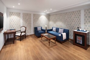 Suite | Cortinas blackout, insonorización y tabla de planchar con plancha 