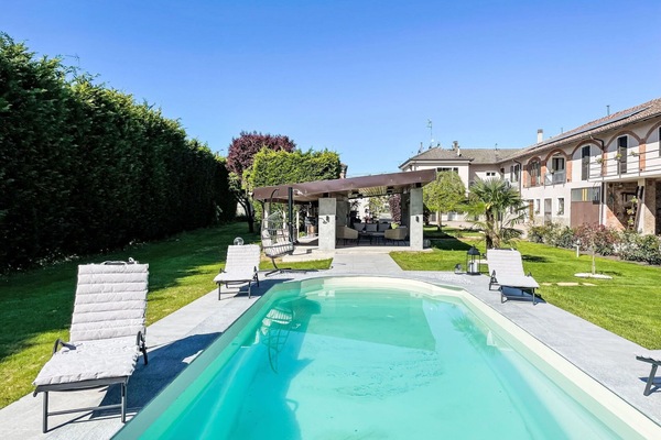 Wasser, Pflanze, Eigentum, Himmel, Gebäude, Azurblau, Schwimmbad, Gras, Freizeit, Grundeigentum