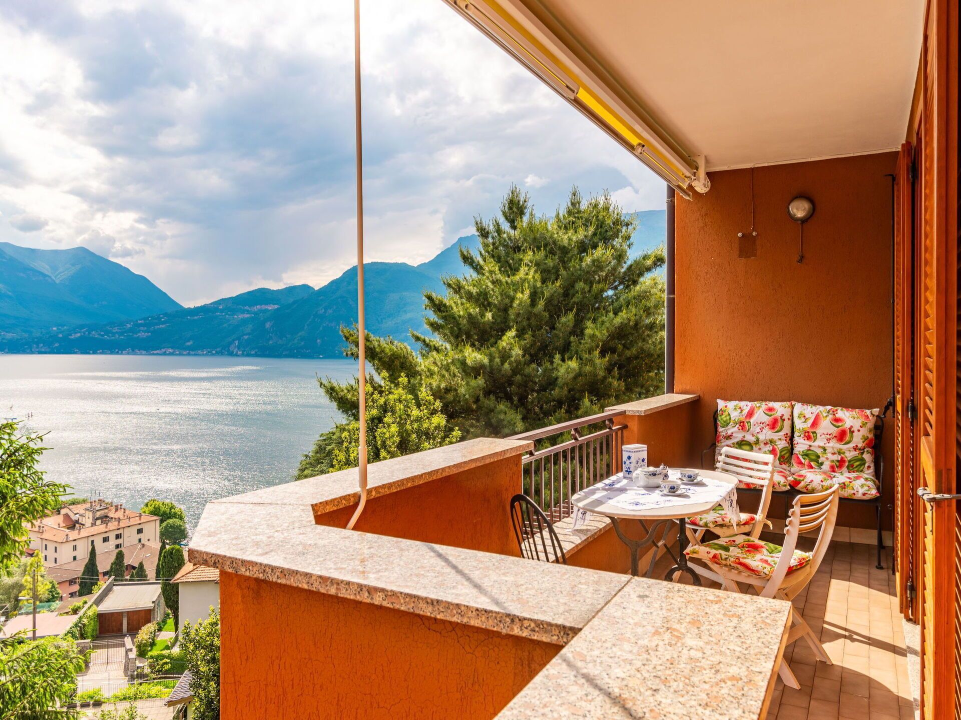 Himmel, Wolke, Wasser, Eigentum, Pflanze, Gebäude, Schatten, Holz, Hütte, Baum