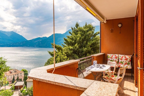 Himmel, Wolke, Wasser, Eigentum, Pflanze, Gebäude, Schatten, Holz, Hütte, Baum