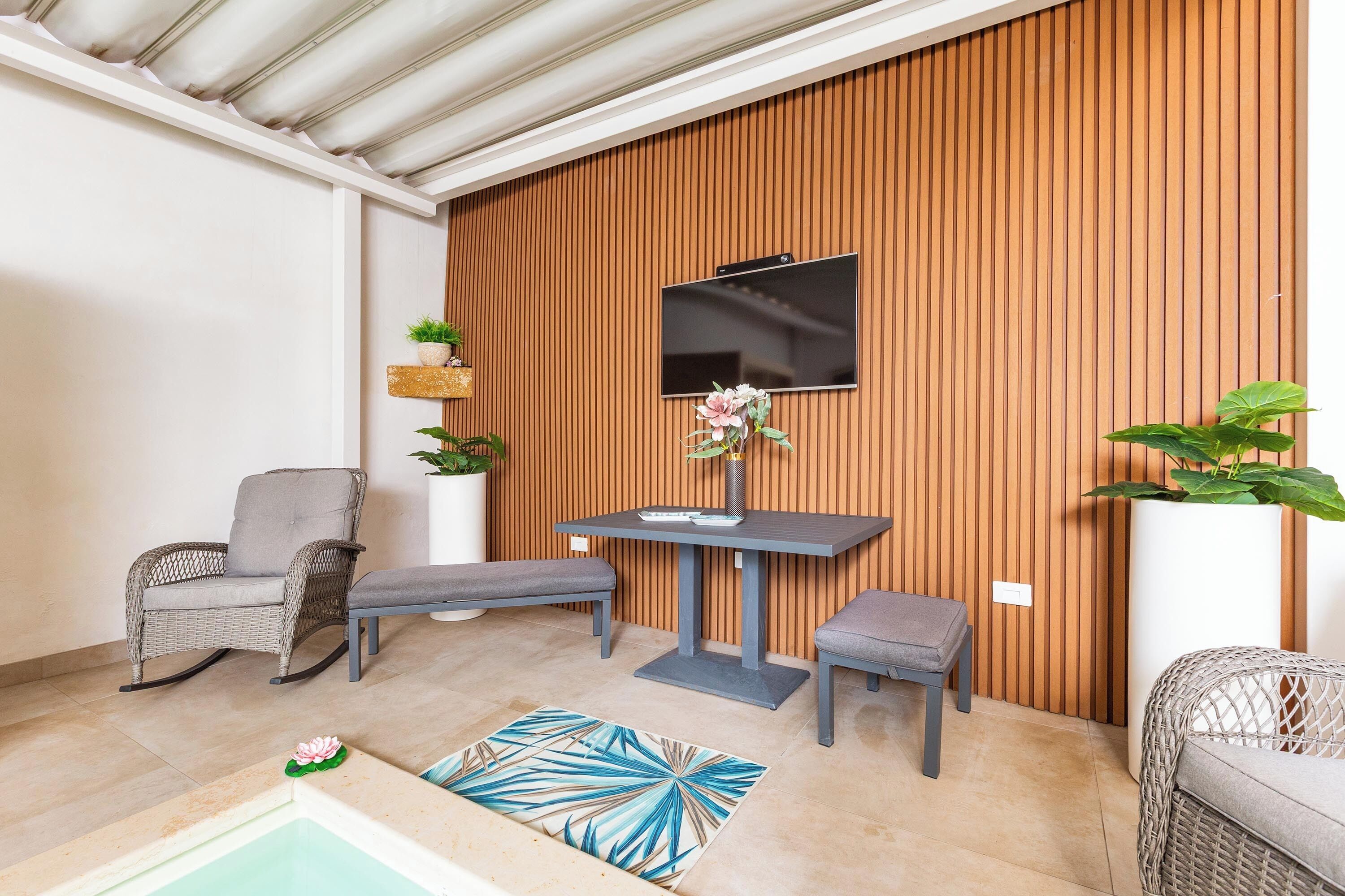 Una piscina al aire libre, una piscina climatizada