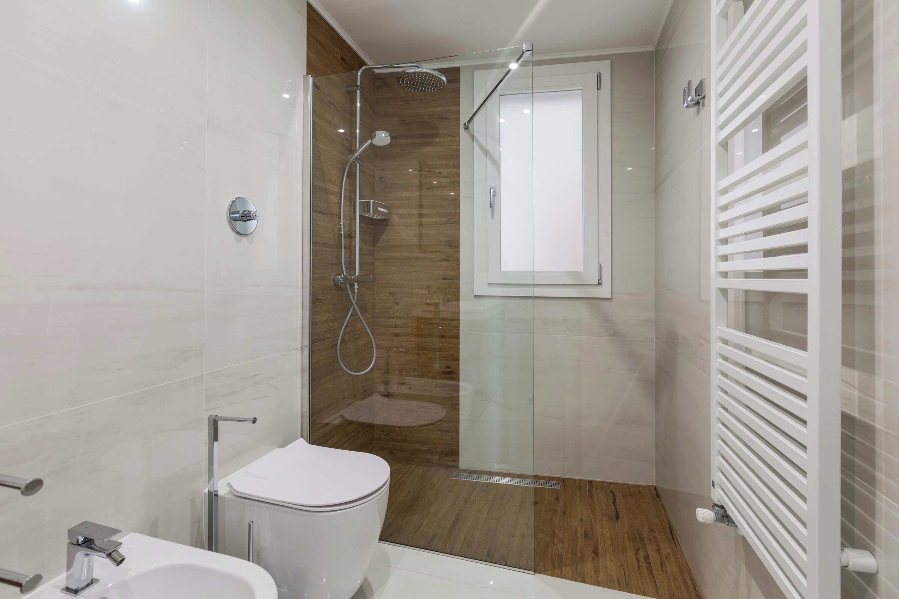 Apartment | Bathroom | Shower, hair dryer, towels, toilet paper