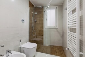 Apartment | Badezimmer | Dusche, Haartrockner, Handtücher, Toilettenpapier