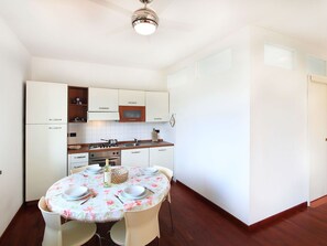 Microondas, horno, lavavajillas y periquera 