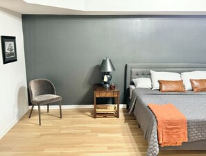 5 Schlafzimmer, Schreibtisch, Bügeleisen/Bügelbrett, Reisekinderbett