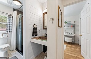 シャワー、ヘアドライヤー、タオル、石鹸