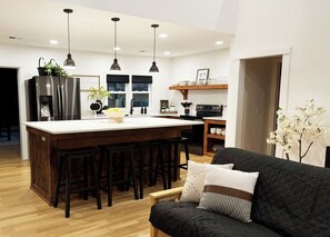 雪櫃、微波爐、焗爐、爐具