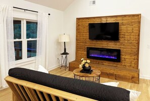 Älytelevisio, takka, pöytäjalkapallopöytä, kirjoja