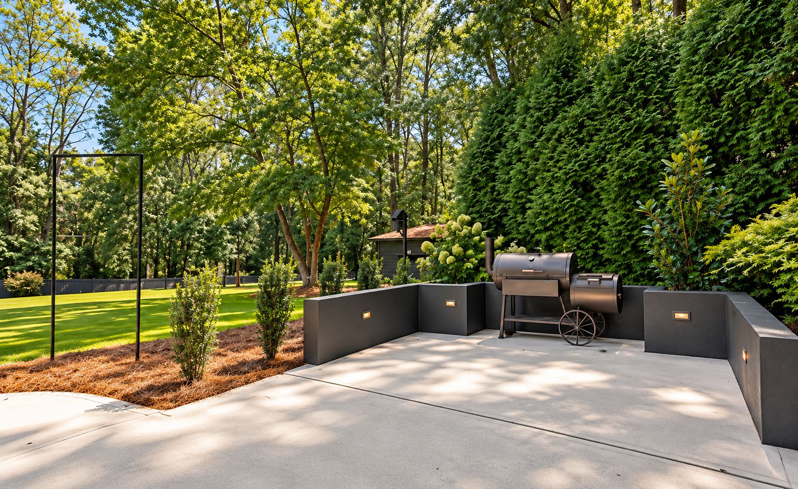Une terrasse extérieure moderne, dotée d’un barbecue intégré et d’un espace salon, entourée d’une végétation luxuriante et d’une pelouse bien entretenue.