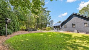 Een modern huis met een verzorgd gazon en een vogelhuisje.