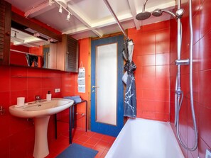 Secador de pelo, toallas