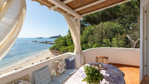A balcony with a view of the sea, a table with a plant, and a chair. - Cosy apartment in villa for 8 people with WIFI, A/C, TV and patio (Pula)