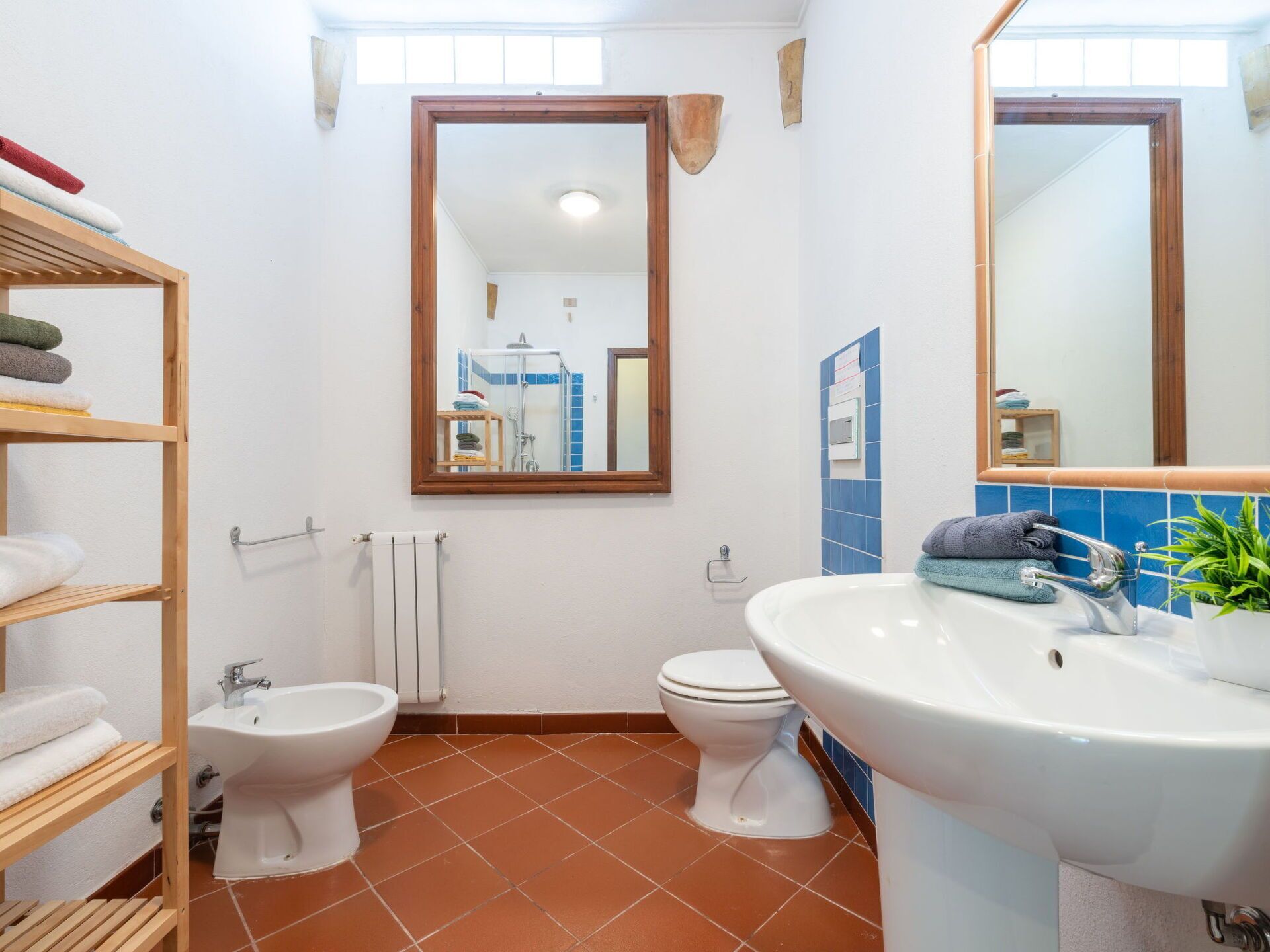Miroir, Propriété, Luminaire Plomberie, Évier, Robinet, Lavabo, Salle De Bains, Bleu, Violet, Vert