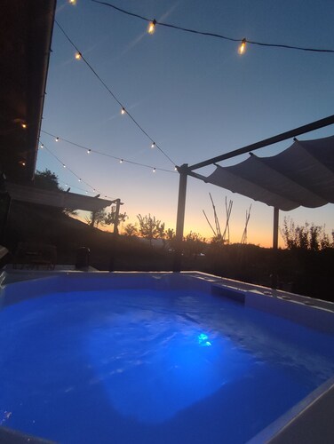 Studio apartment with hot tub and patio in peaceful countryside!