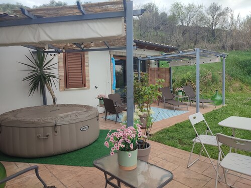 Studio apartment with hot tub and patio in peaceful countryside!