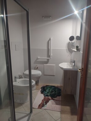 Dusche, Haartrockner, Bidet, Handtücher