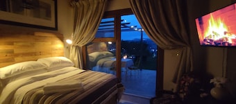Studio apartment with hot tub and patio in peaceful countryside!
