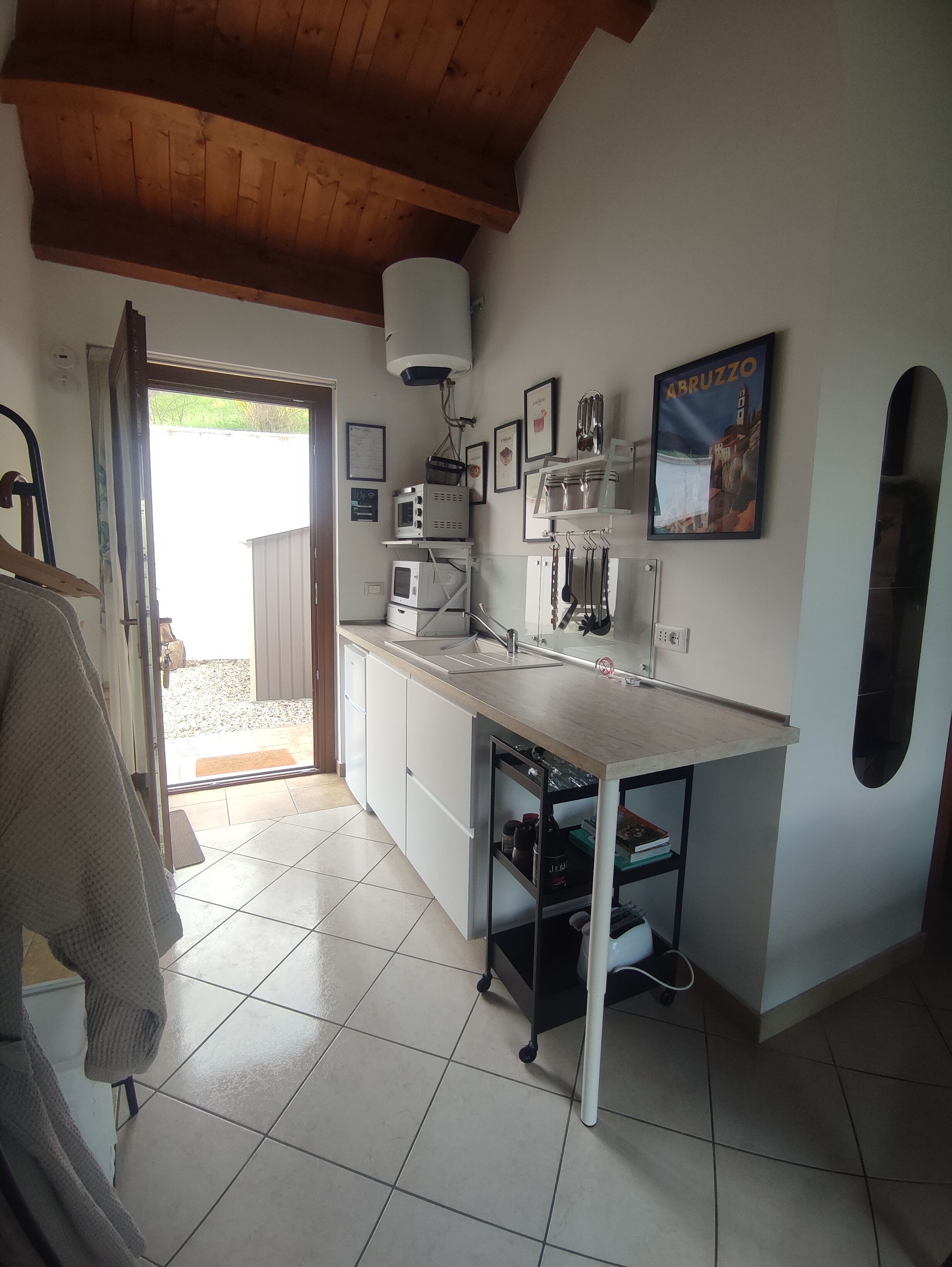 Kühlschrank, Ofen, Herdplatte, Wasserkocher mit Kaffee-/Teezubehör